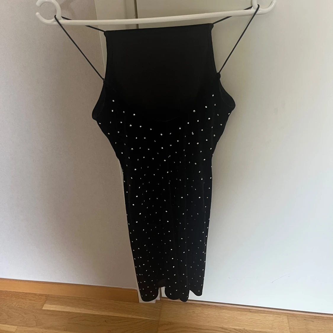 Svart prickig tight klänning med tunna axelband - 1