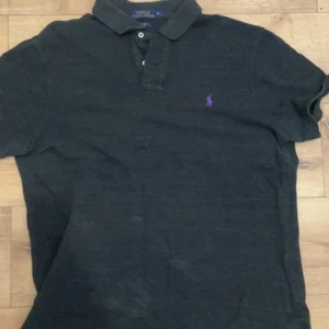 Polo Ralph Lauren Pikétröja - Ralph Lauren Polo🔥                                                                 Skick:9/10 (se bilder)                                                                              Storlek:M                                                                                 Färg:Svart                                                                               DM vid minsta intresse👊