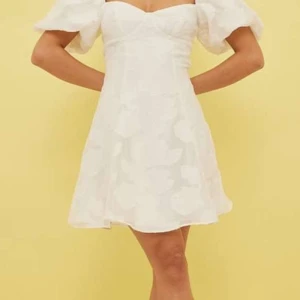 Söt sommar klänning  - Från NAKD. Har litet slitage där fram men inget som syns.. det går lätt att sy. Storlek 40 men passar mer 38. Endast provad. Säljer även via vinted💕