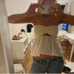 Axelbandslös topp - Säljer en jätte fin topp perfekt nu till våren och sommaren💞 använd 1 gång