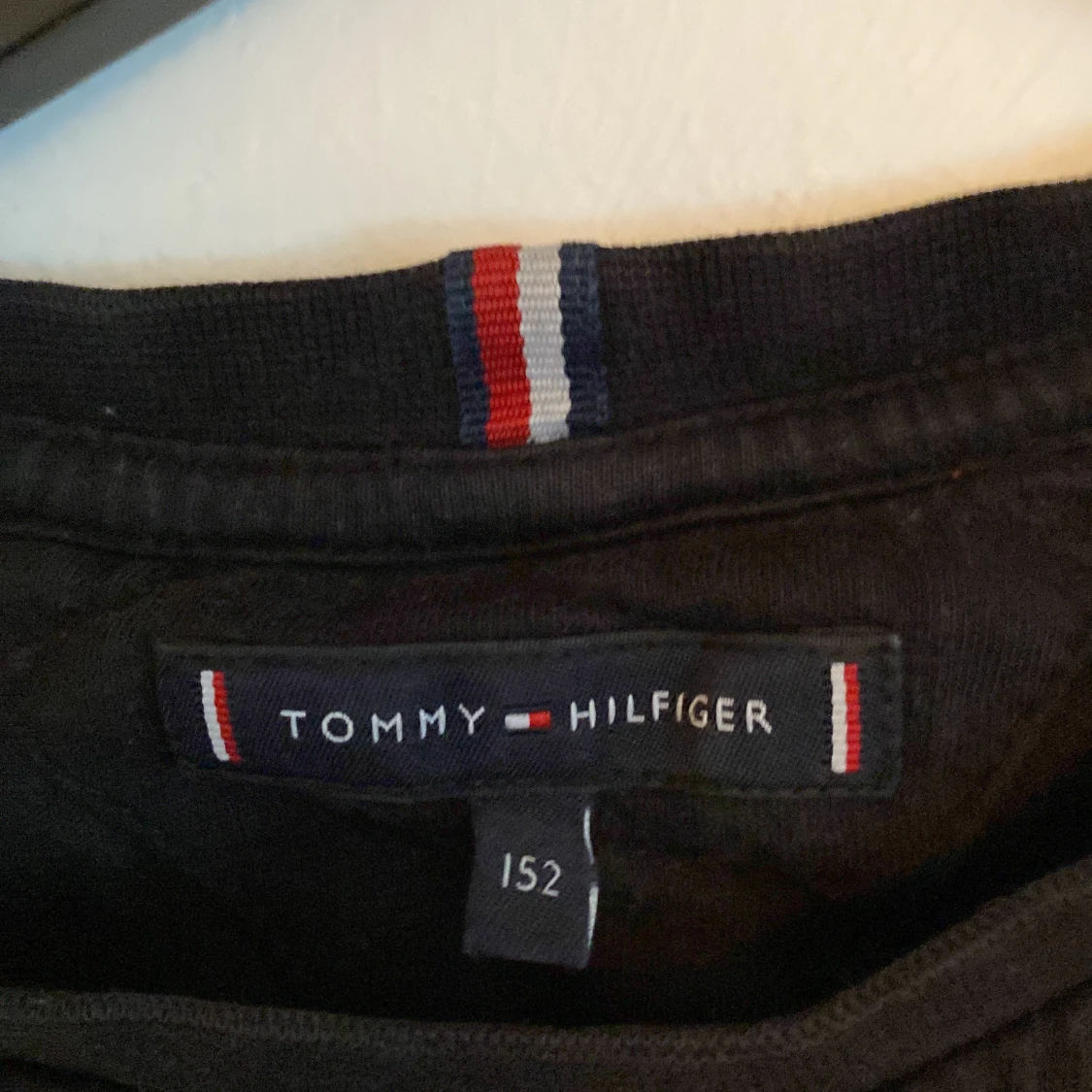 Svart t-shirt från Tommy Hilfiger med tryck - 1