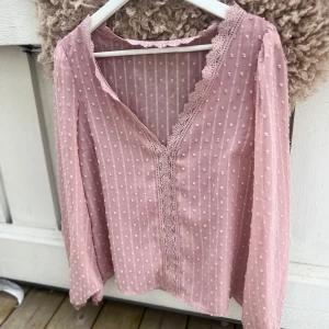 Rosa blus - En rosa fin blus med många fina detaljer. Näst intill oanvänd. SKRIV INNAN KÖP!🩷