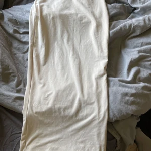 Biege kjol - Biege kjol i storlek S, 120kr. Bra skick. Vill du köpa så sätts köp nu igång 🥰