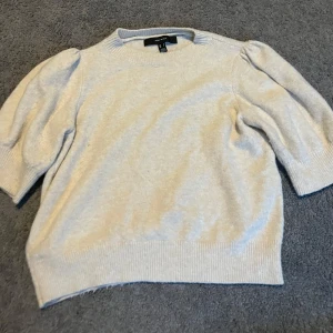 Stickad tröja - Jag säljer en beige stickad tröja, jätte skönt material❤️ säljer då den inte kommer till användning längre. Pris går att diskutera hör av er vid frågor🫶🏻