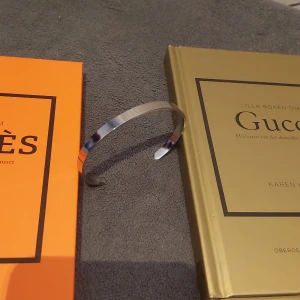 Silver Armband  - Säljer ett stilrent armband i silverfärg || helt ny