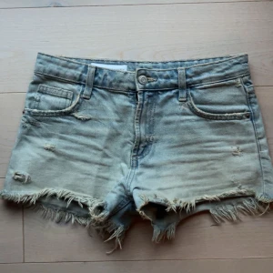 Lågmidjade jeansshorts  -  Säljer ett par ljusblå jeansshorts från zara eftersom de tyvärr blivit för små på mig. Pris kan diskuteras 💗