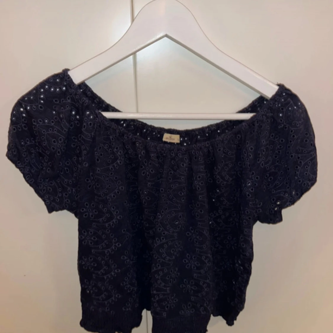 Svart offshoulder blus med broderade detaljer