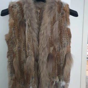 Lång jeanskläning från Zara - Säljer en lång jeansjacka från Zara i klassisk blå denim. Jackan har knappar framtill, två bröstfickor med lock och två stora fickor vid höfterna. Snygga sömdetaljer och krage ger en cool look.