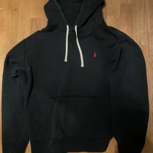 Ralph Lauren Hoodie - Tvärfet svart raffe hoodie i bra skick! Storlek L(true to size)🔥 Hör av dig vid frågor/Karl!