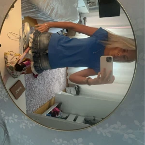 Blå t-shirt - Säljer en blå t-shirt med normal passform. T-shirten har korta ärmar och är perfekt för vardagsbruk. Enkel och stilren design som passar till det mesta.