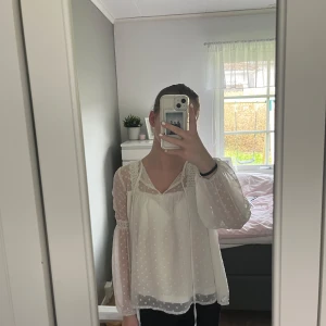Blus  - Fin blus från vila! Men det ett litet hål i ena armen. Inget man ser så tydligt under användning och går lätt att stoppa under tyget under spetsen!💕