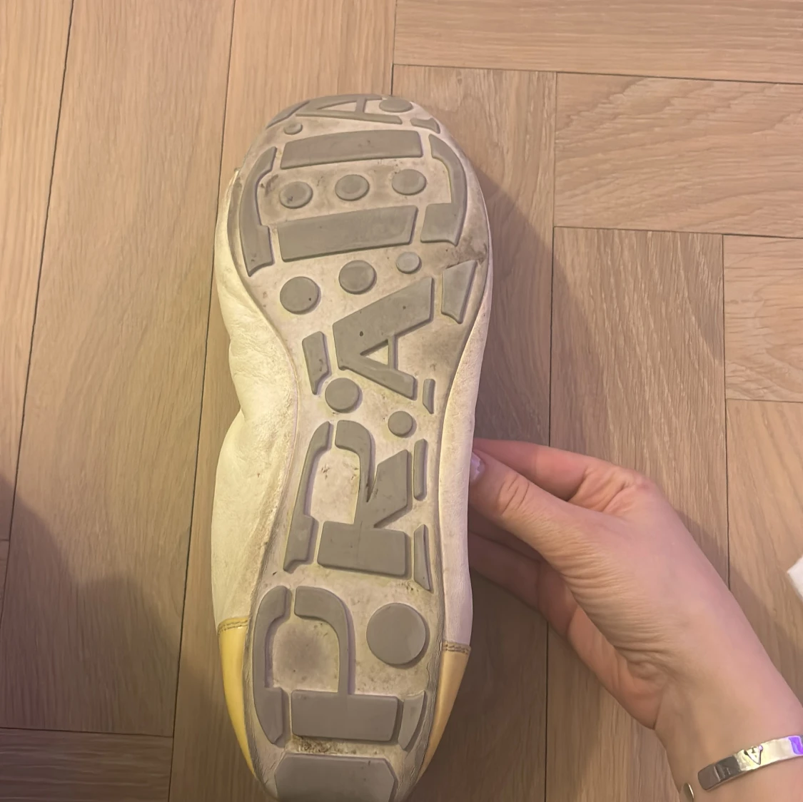 Beige& gula ballerinaskor från Prada - 3