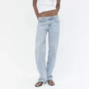 Zara jeans - Jeans från Zara med rak passform och medelhög midja. Inga defekter och i bra skick!