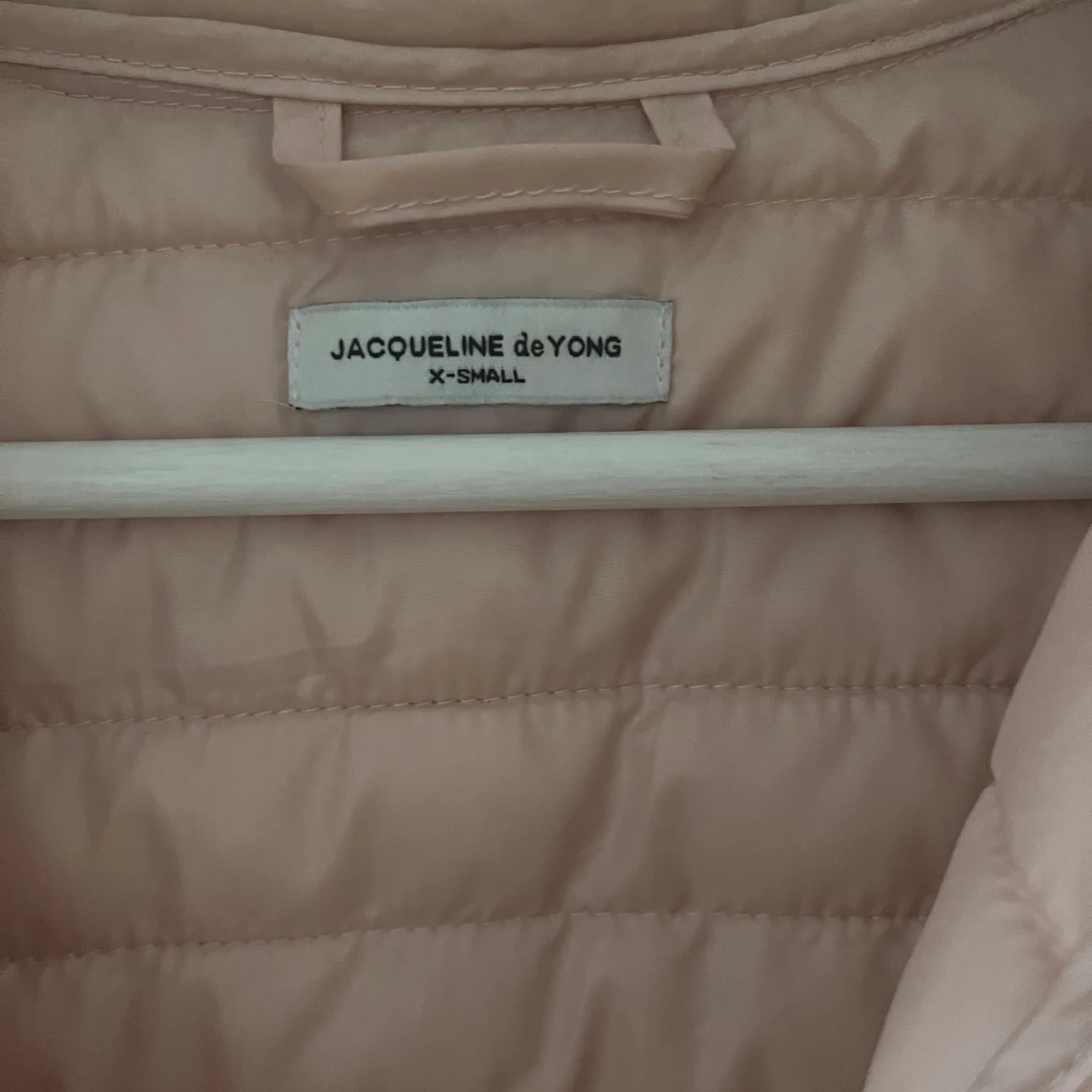 Ljusrosa pufferjacka från Jacqueline de Yong - 2