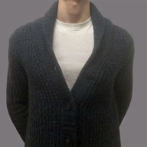 Mörkblå stickad kofta från WE - Säljer en snygg mörkblå stickad kofta från WE. Den har en stilren design med knappar framtill och en skön krage. Perfekt inför våren. Pris kan diskuteras