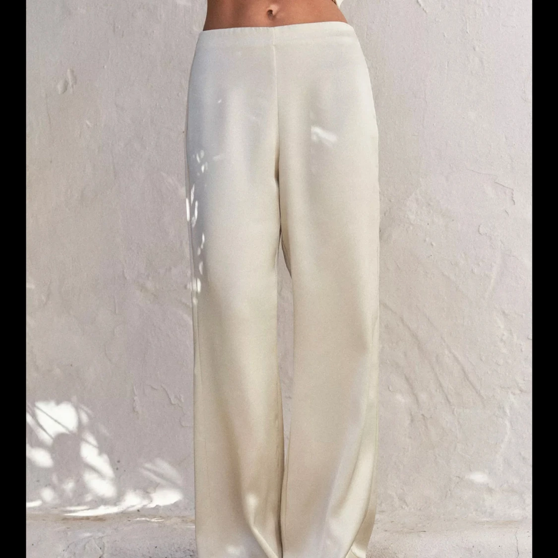 SÖKER Vida satinbyxor i ljusbeige zara - 1