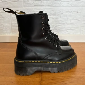 Dr Martens Jadon - Säljer mina fina Dr Martens Jadon då de tyvärr var för små för mig! Superfint skick. Använda fåtal gånger. 
