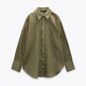 Olivfrön/khaki linneskjorta från Zara - Snygg olivgrön skjorta i linne från Zara med klassisk krage och bröstficka. Skjortan har en oversized passform, långa ärmar och knäppning framtill med vita knappar. Perfekt att styla lager på lager eller bära öppen. 100% linne. 