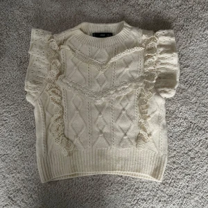 Stickad topp - Super mysig stickad tröja från Mango i en kräm vit färg 💕Strl S men är liten i storleken. Skriv för fler bilder💕(Säljer för högst 50 kr då jag vill bli av med allt)