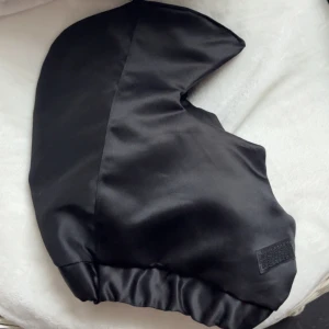Skydd till mopedhjälm - Svart skydd till mopedhjälm som skyddar ditt smink och hår! Är i nyskick och är endast provad💞Är i storlek S, Så passar om du har moped hjälp i storlek S