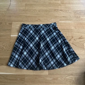 Svart och vit rutig kjol från newyorker M - Säljer en svart och vit rutig kjol från newyorker 