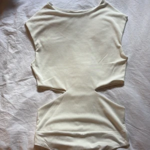 Vit body med cut out - Snygg vit body med cut på sidorna!❤️‍🔥