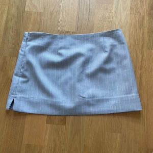 Grå kjol - Snygg grå kortkjol med prislappen kvar. Kjolen har en liten slits och är i storleken xs. Skriv om du har några frågor💕