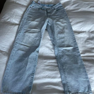 Ljusblå jeansbyxor - Säljer ett par ljusblå jeansbyxor från Levis med en klassisk femficksdesign. Byxorna har en rak passform och är perfekta för en avslappnad stil. De är tillverkade i ett bekvämt denimtyg. Model 501 