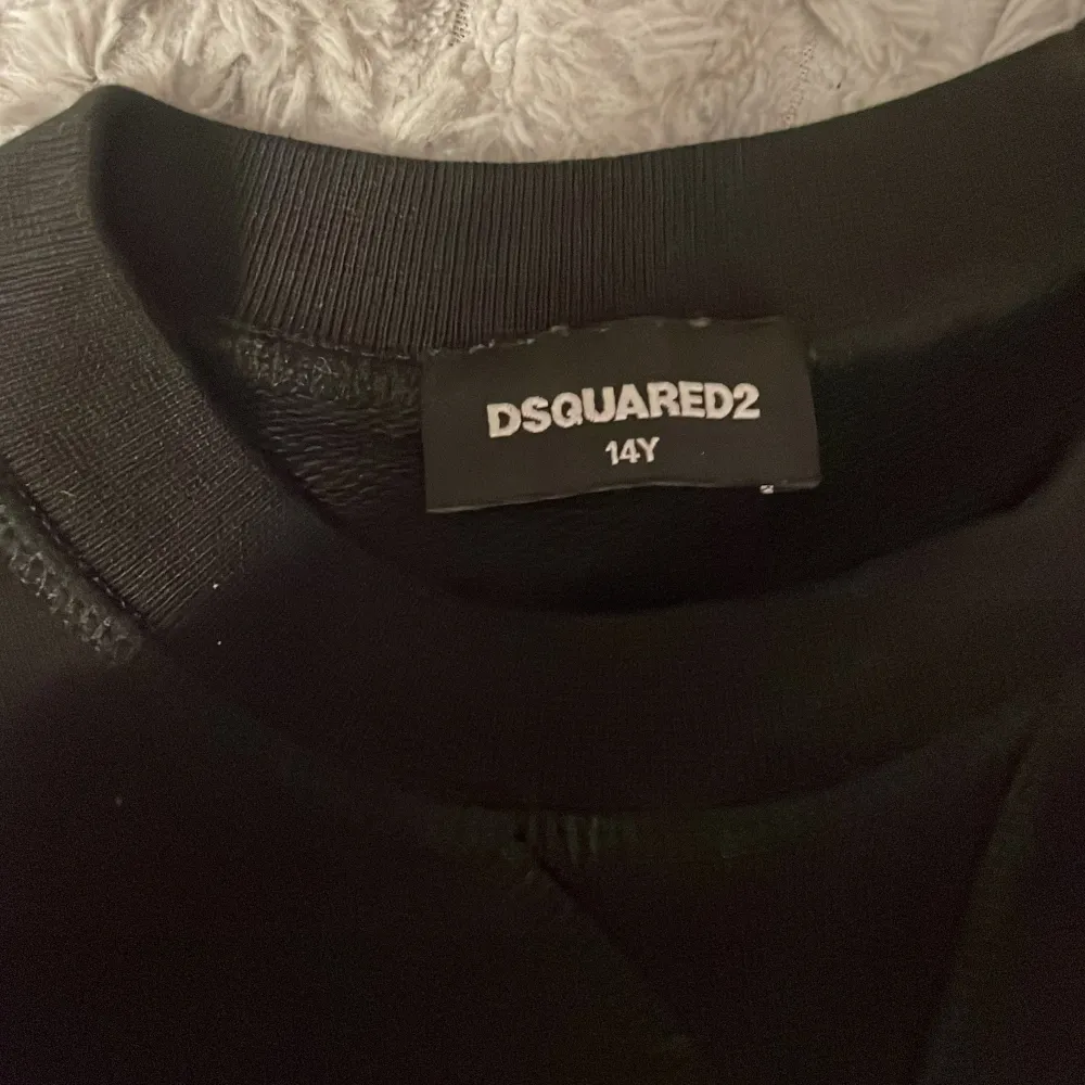 Tjock tröja från daquared2 skönt material, tröjan är för 14 år men passar som s. Neuletakit & Villapaidat.