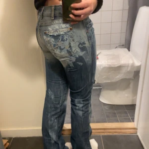 Wrangler Jeans Megan Super Low - Wrangler jeans i modellen Megan super low med  coola detaljer. W28L34, där 28 motsvarar W25/stl S. Pris kan alltid diskuteras vid snabb affär!