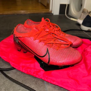 Nike Mercurial Vapor 12 Elite - Mercurial Vapor 12 elite. Ganska gott skick storlek 40, påse på bild medkommer. Bara att höra av sig för mer frågor eller bilder