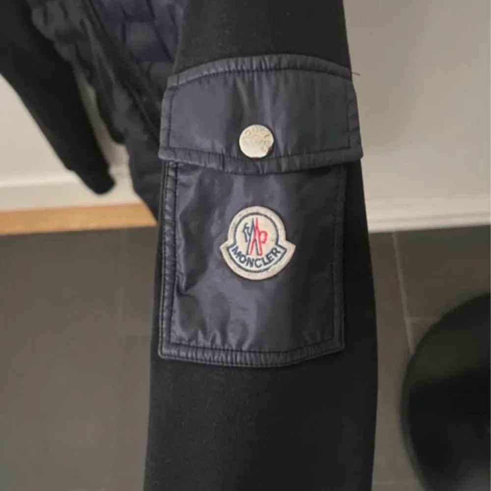 Jättefin moncler cardigan, säljs pga den sitter lite tight på mig och har skaffat en ny. Kan gå ner i pris vid snabb affär. Takit.