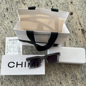 Grå transparenta solglasögon från CHIMI - Snygga solglasögon från CHIMI med transparent grå båge och mörka glas. Rektangulär form som ger en modern look. Kommer med originalfodral, påse och förpackning. Man får 5% RABATT när följer NordqvistFashionCloset på Instagram samt här på plick!!😊Mvh Wilgot