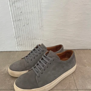 Human Scales Skor - Skor i nyskick från Human Scales. Skorna är knappast använda och ser nya ut. Skorna är i storlek 41. Hör av dig vid frågor och funderingar!