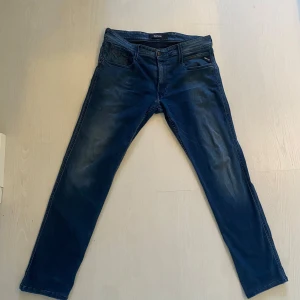 Mörk blåa replay jeans - Hej! Nu säljer jag mina replay jeans. De säljs pågrund av de inte används längre. Är rätt säker på att de är storlek 32/32. Etiketten som det står storlek på är bort klippt. De är i helt okej skick, det enda felet är att den är lite sliten vid skrevet. Hör av er om ni har frågor!☺️