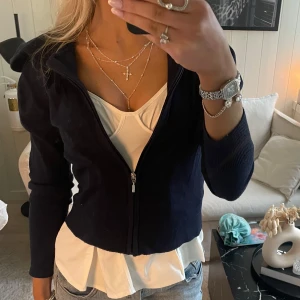 Marinblå hoodie med dragkedja - Snygg hoodie med dragkedja framtill. Perfekt för en avslappnad stil. Den har långa ärmar och en bekväm passform. Enkelt att matcha med olika outfits.