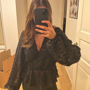 Blus från NAKD - Superfin v-ringad blus/topp från NAKD. Passar perfekt till fest, finare tillfällen. 