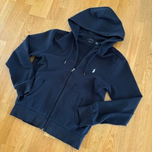Ralph lauren zip hoodie - Säljer min marinblåa Ralph lauren zip hoodie. Bra skick. Storlek S. Bara att höra av sig vid frågor eller funderingar.