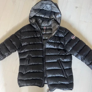 Colmar jacka - Snygg svart dunjacka från Colmar som är väldigt populär. Italiensk storlek 48 men sitter som storlek S, passar även M. Nypris ca 4000kr