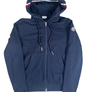 Moncler Maglia zip cardigan  - Moncler cardigan storlek M. Skick 9/10. Pris 2390 finns att köpa på Fashionels.com