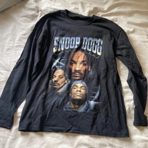 Svart långärmad tröja med tryck - En svart långärmad tröja med tryck