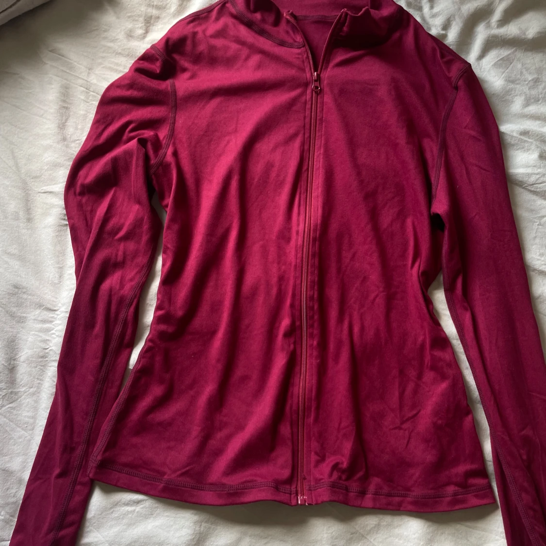 Vinröd tröja med dragkedja