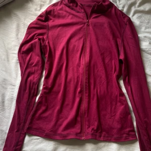 Vinröd tröja med dragkedja - Vinröd tröja med dragkedja, har en bra passform