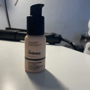 Foundation från The Ordinary - Säljer en foundation från The Ordinary i nyansen 1.1N Fair Neutral. Den kommer i en praktisk pumpflaska och ger en jämn täckning. Perfekt för en naturlig look.