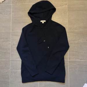 Kashmir hoodie - Säljer en stilren kashmir hoodie. Skicket är bra utan defekter. Storleken är S men sitter som XS, lite liten på mig som är 170. Priset kan diskuteras!
