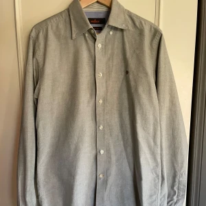 Morris Skjorta - Tjena säljer nu denna skjorta ifrån Morris som är i nytt skick nästan aldrig använd | Skick: 10/10 | Nypris: 1300kr |