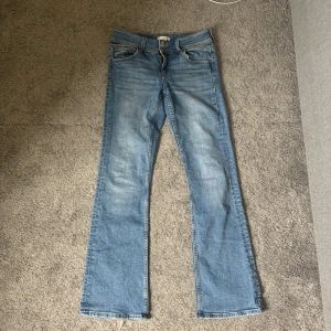 Blå jeans från Gina Tricot - Snygga blå jeans från Gina Tricot Young. Använda en gång 
