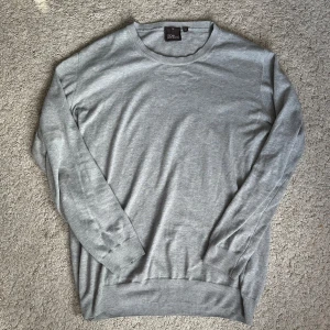 Oscar Jacobson tröja - Grå Oscar Jacobson tröja i storlek M, normal i storleken, inga defekter. Skriv vid frågor!