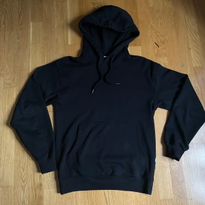 Svart hoodie från Vailent - Säljer en svart hoodie från Vailent i storlek XS (knappt använd). Tröjan har klassisk huva. Perfekt för en avslappnad stil.