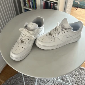 Vita Nike Air Force 1 sneakers - Klassiska helvita Nike Air Force 1 sneakers änvända 3 gånger. Dem säljs för dem är för stora för mig. Mycket bra skick lådan har jag också